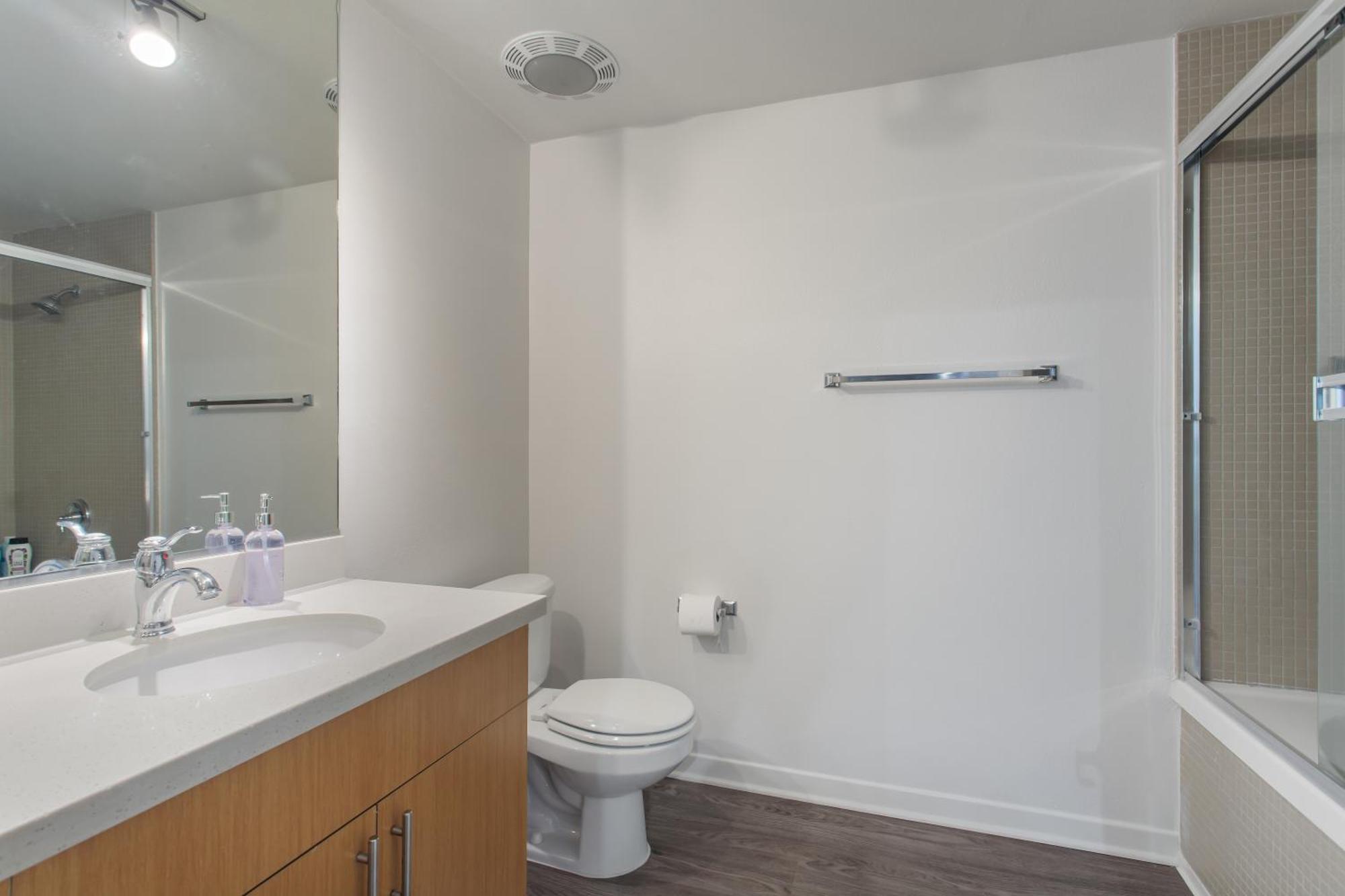 Downtown 2bedroom With Free Parking Capsule hotel